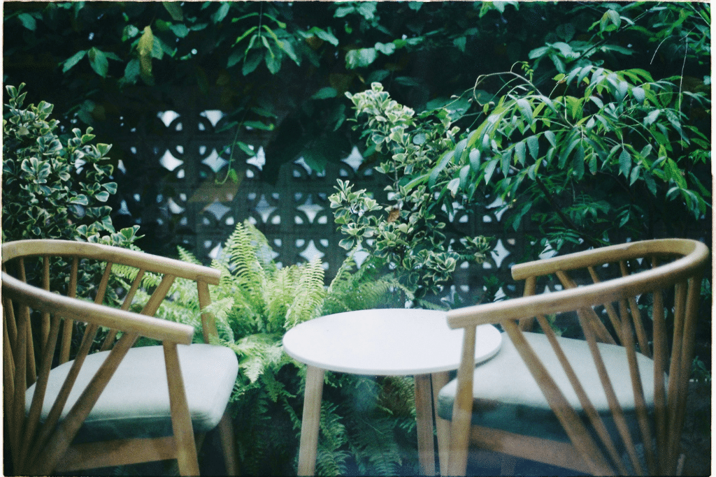 Coin détente entouré de plantes et de fleurs