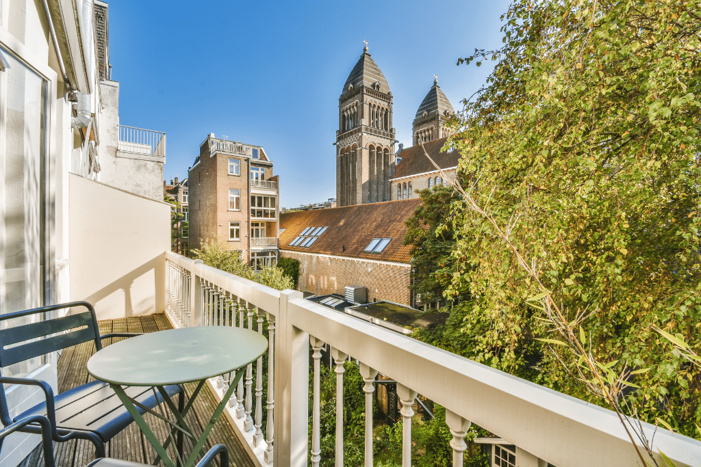 Aménagement d’un petit balcon avec du mobilier compact