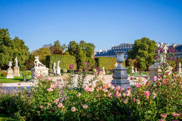 Jardinier-paysagiste en train d’entretenir un jardin à Paris