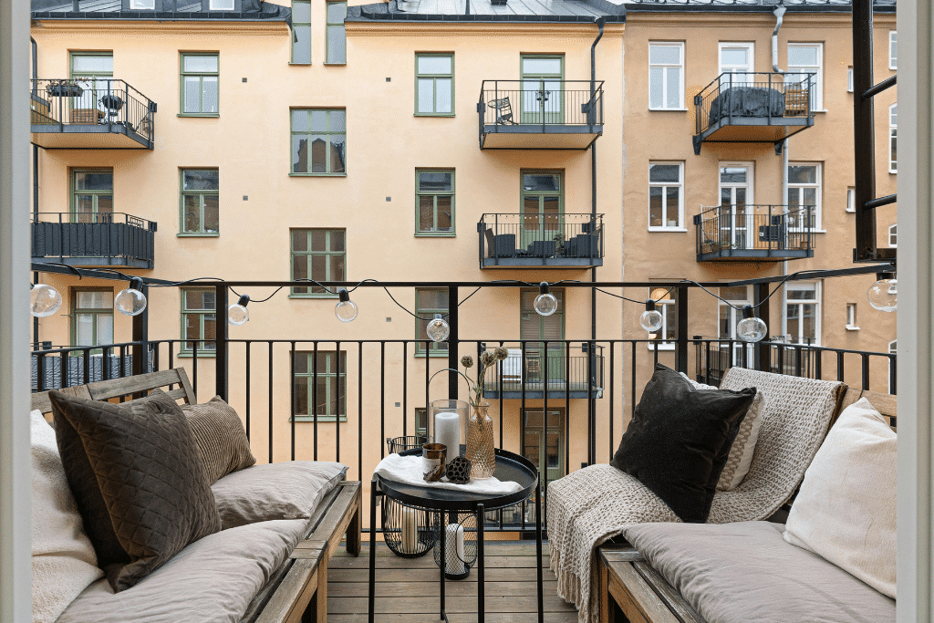 Coin détente aménagé sur une terrasse d’appartement