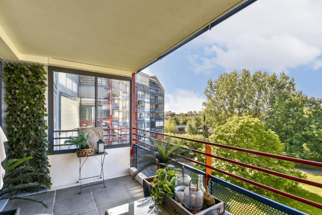 Terrasse d’appartement végétalisée avec des plantes en pot