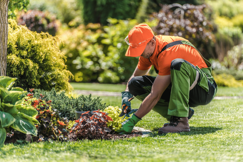 Paysagiste réalisant l’aménagement d’un jardin en pente