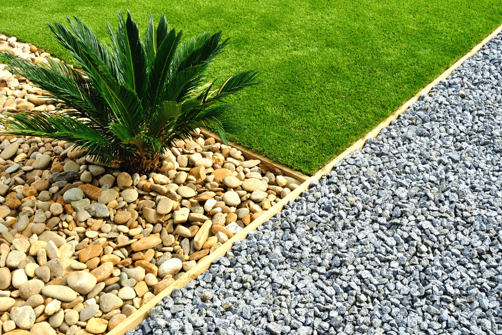 Aménagement harmonieux d'un jardin minéral avec gravier et végétaux