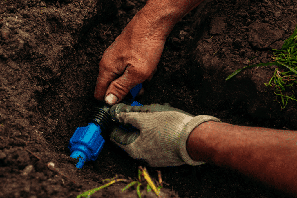 Installation d’un drain enterré dans un jardin