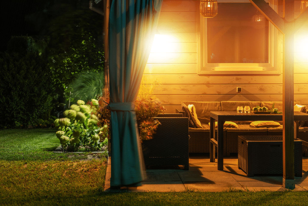 Éclairage extérieur d’une terrasse aménagée avec des plantes