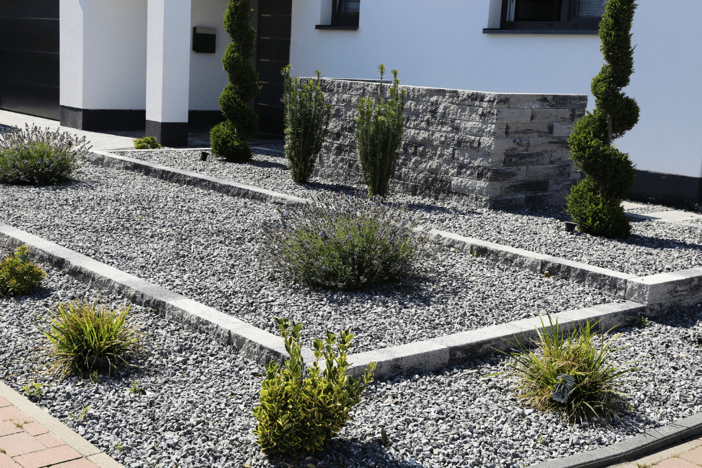 Jardin minéral aménagé avec gravier et plantes