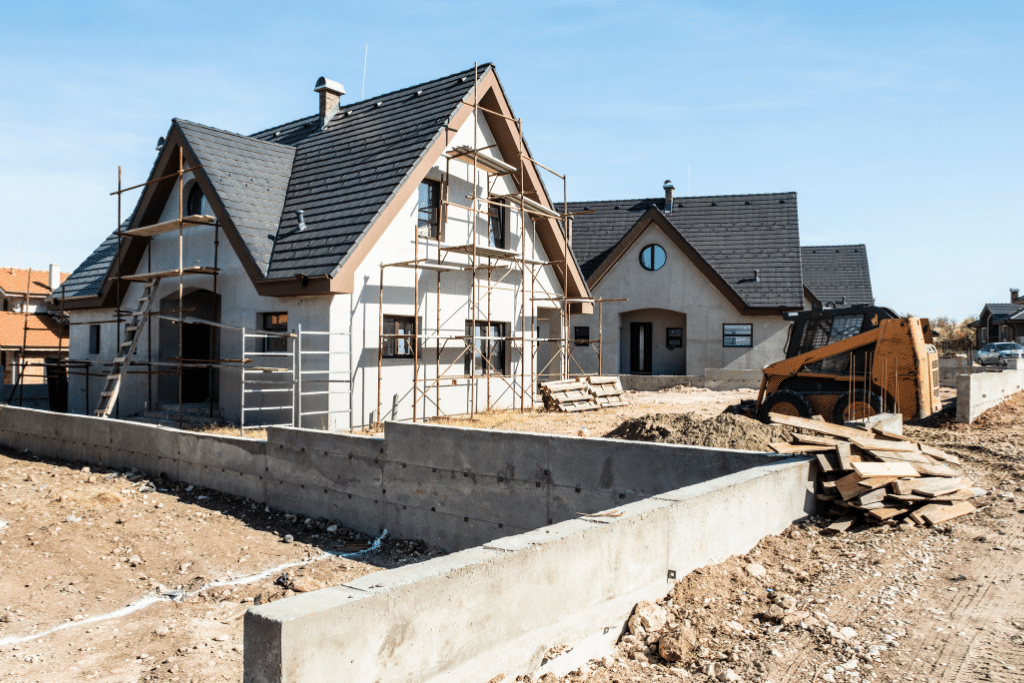 Terrain de maison neuve en cours de terrassement avant l’aménagement du jardin