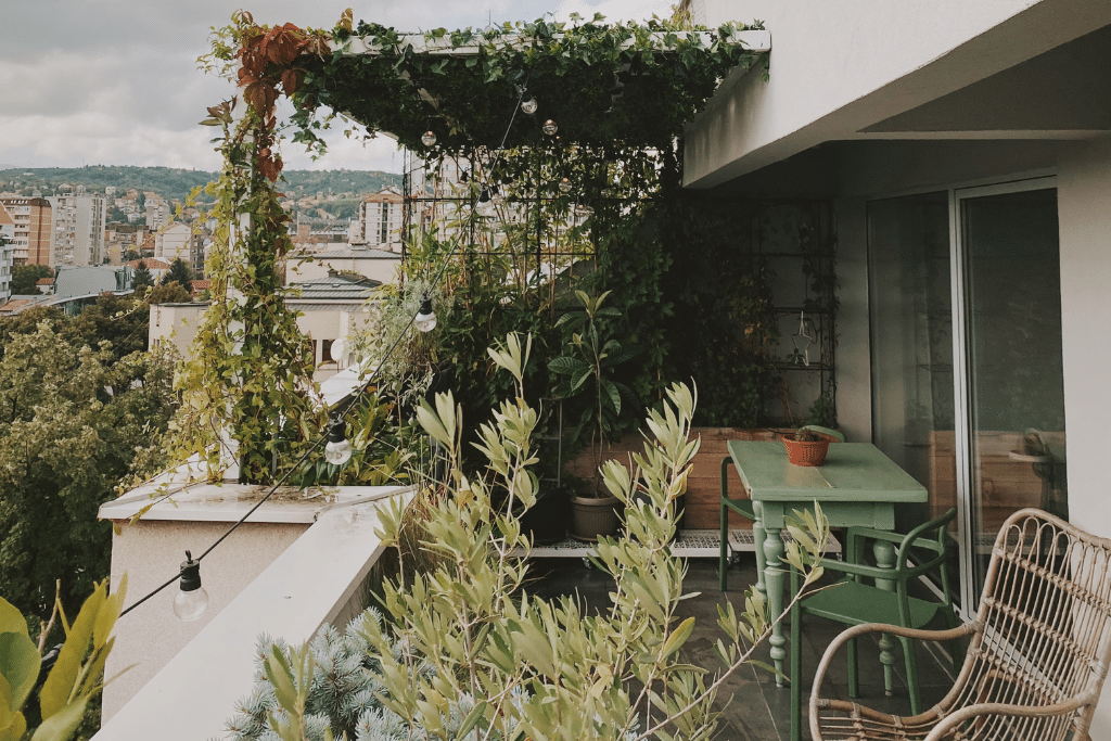 Balcon végétalisé en ville avec bacs de plantes
