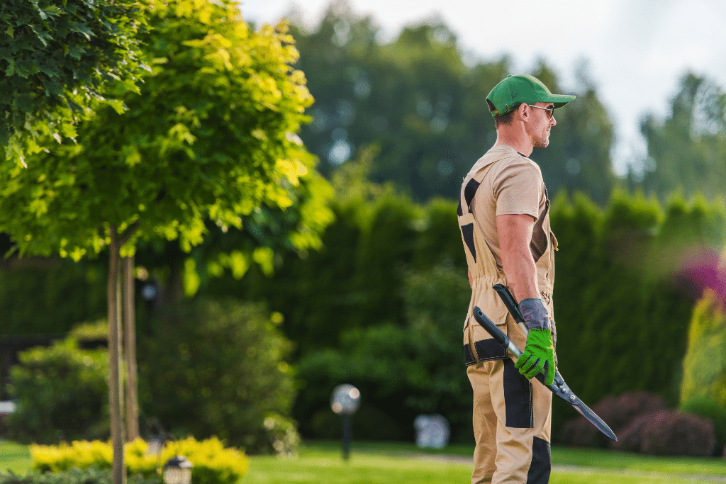 Paysagiste réalisant des travaux d’aménagement dans un jardin